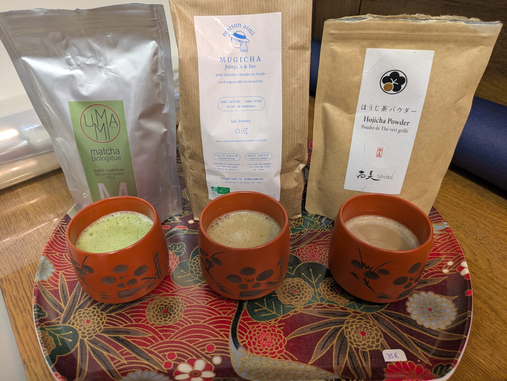 Trois tasses avec des lattés : matcha de chez Umami, mugicha de chez Maison Aimi et Hojicha de chez Shobi thé