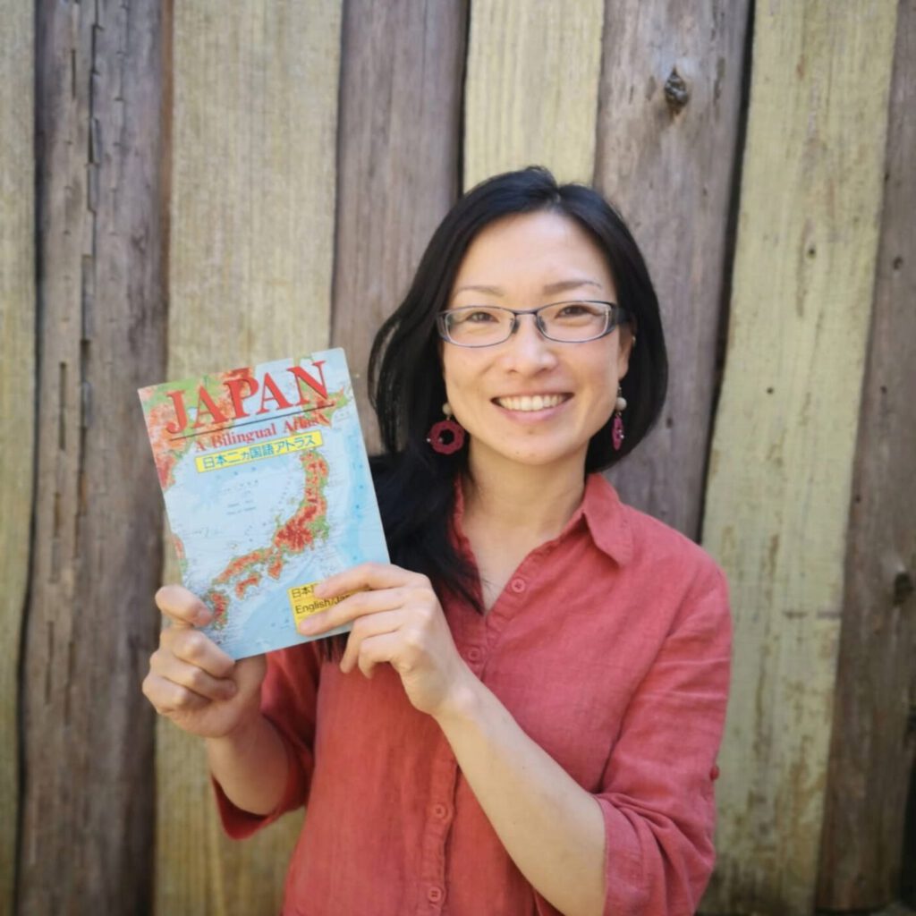 Yoko Takeda tient un livre sur le japon, qui est traductrice, interprète et professeure de japonais en Côte-d'Or