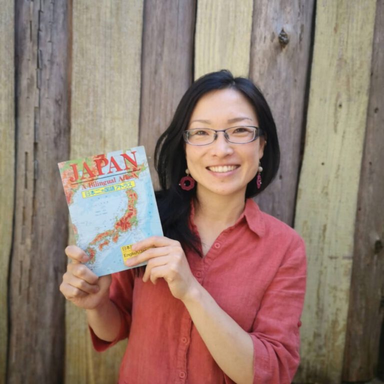 Yoko Takeda tient un livre sur le japon, qui est traductrice, interprète et professeure de japonais en Côte-d'Or