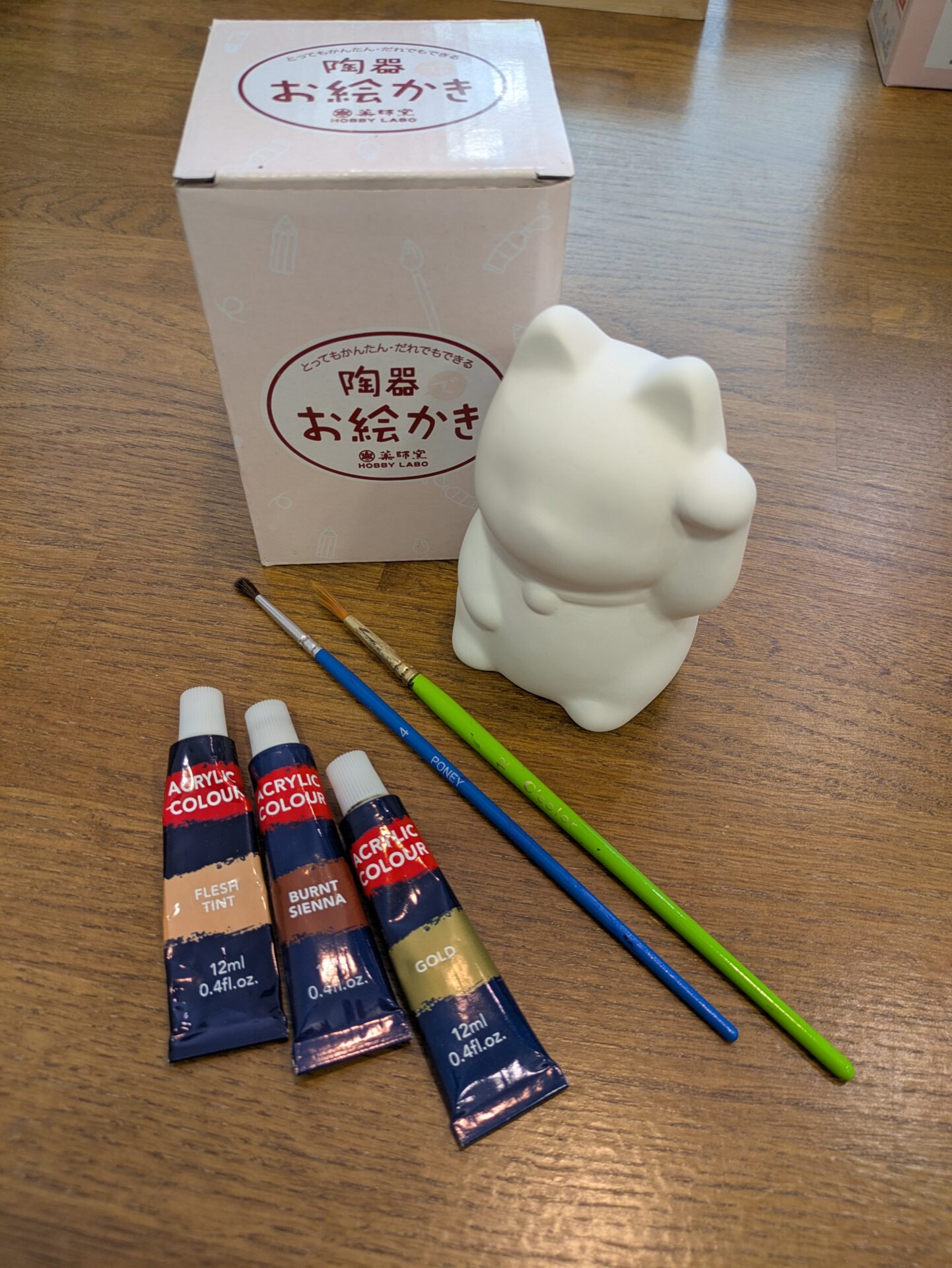 Moment créatif - peinture d'une tirelire manekineko / matin
