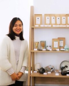 Naomi Yamanaka, créatrice de Shobi thé à côté de ses thés